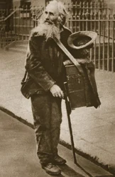 Muzyk uliczny (zdjęcie w sepii)